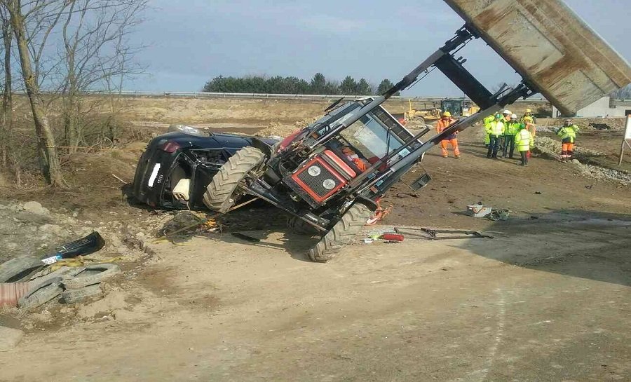 Policajná naháňačka v Košickom kraji, mladík skončil v traktore, foto 1