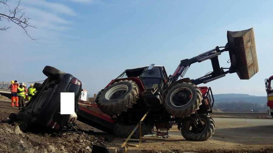 Policajná naháňačka v Košickom kraji, mladík skončil v traktore, foto 2