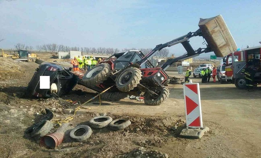 Policajná naháňačka v Košickom kraji, mladík skončil v traktore, foto 3