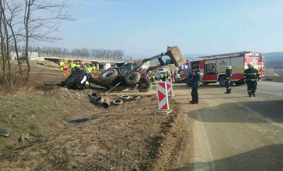 Policajná naháňačka v Košickom kraji, mladík skončil v traktore, foto 4