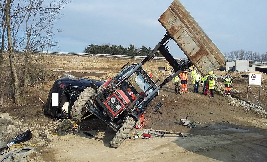 Policajná naháňačka v Košickom kraji, mladík skončil v traktore, foto 5