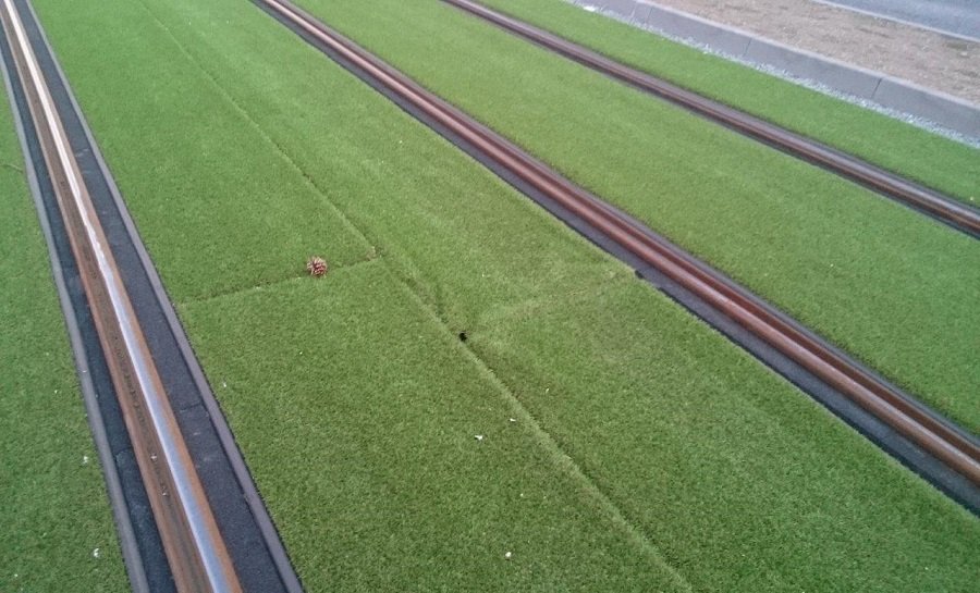 Košičan jazdil autom po novej tráve na električkovej trati, foto 2