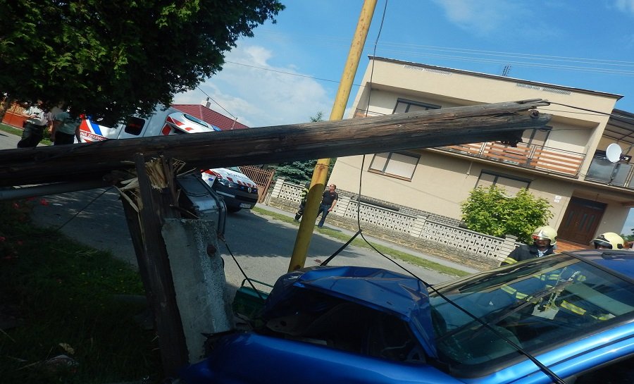 Dopravná nehoda 8. júna 2018 v obci Mokrance, foto 1