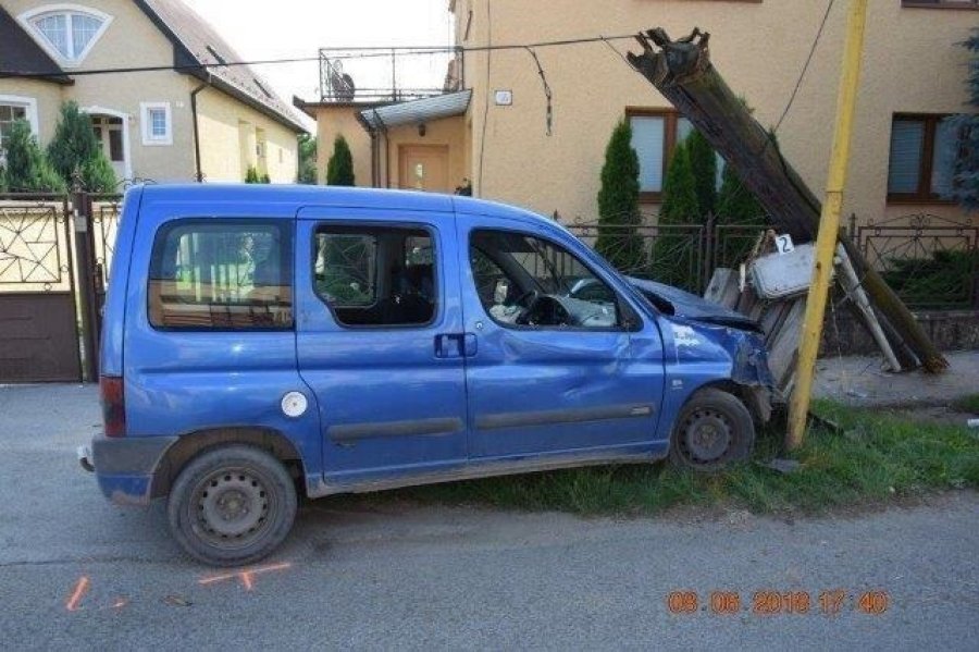 Dopravná nehoda 8. júna 2018 v obci Mokrance, foto 5