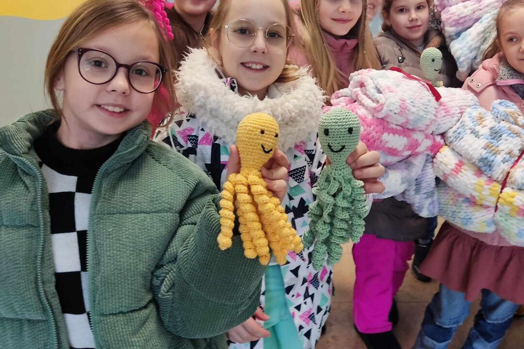 FOTO: Košickí žiaci vlastnoručne vyrobili darčeky pre najmenších pacientov, foto 4