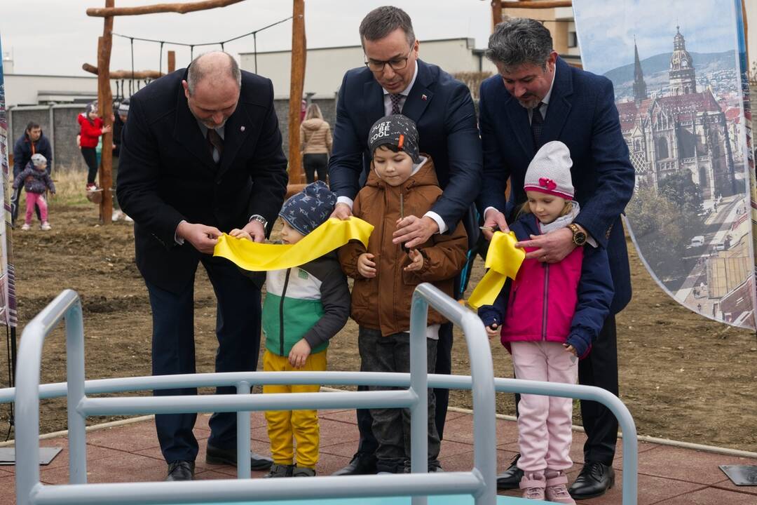 FOTO: Nové inkluzívne ihrisko pre deti v Krásnej, foto 5