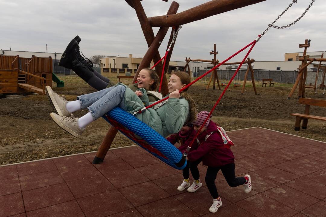 FOTO: Nové inkluzívne ihrisko pre deti v Krásnej, foto 6