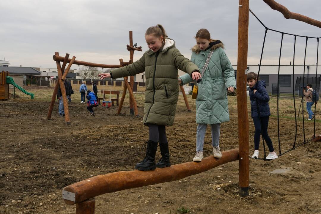 FOTO: Nové inkluzívne ihrisko pre deti v Krásnej, foto 7