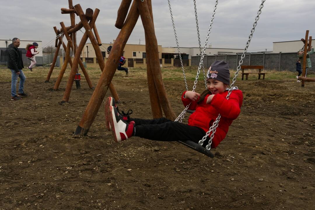 FOTO: Nové inkluzívne ihrisko pre deti v Krásnej, foto 8