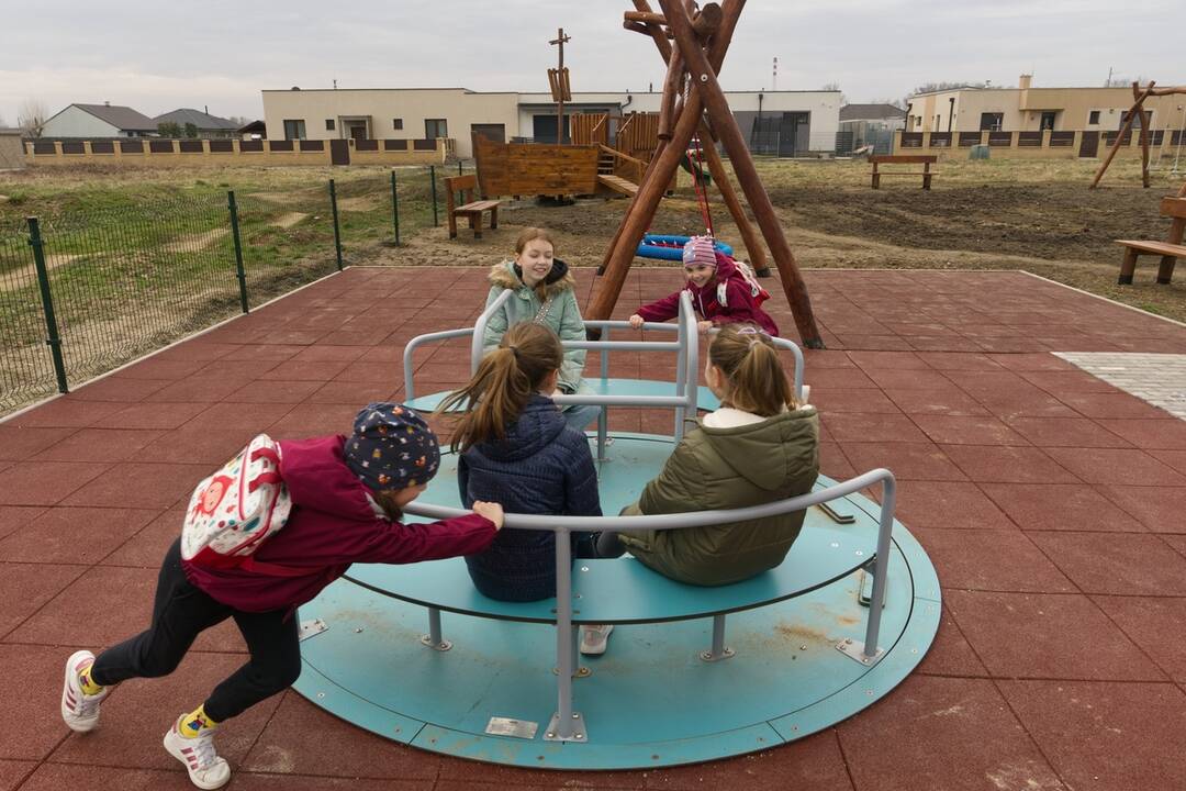 FOTO: Nové inkluzívne ihrisko pre deti v Krásnej, foto 9