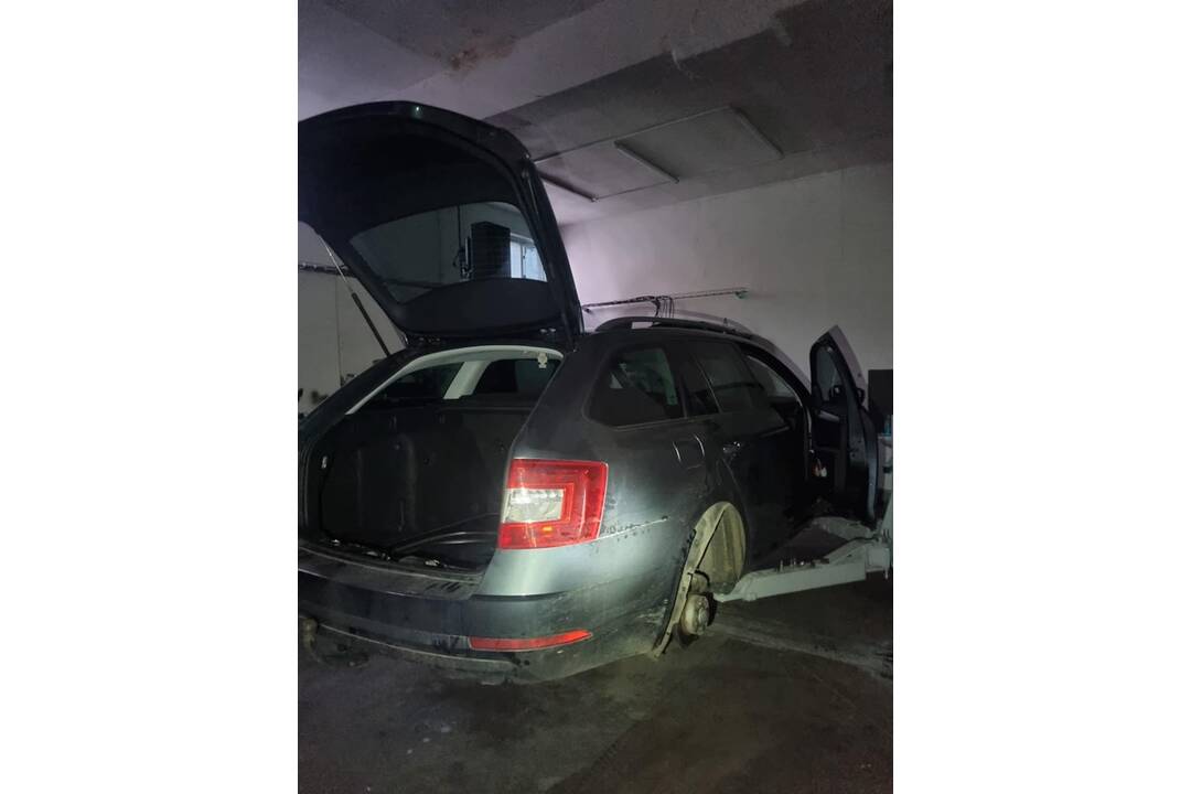 FOTO: Požičané auto predal na diely, foto 1