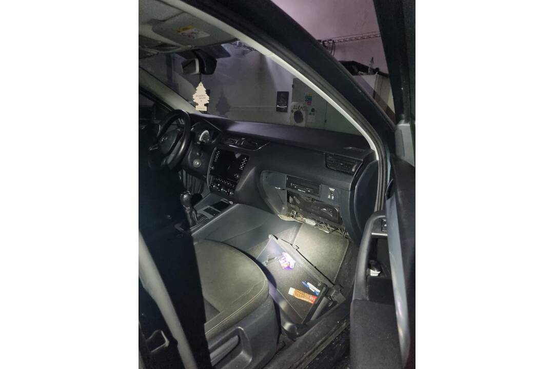 FOTO: Požičané auto predal na diely, foto 3