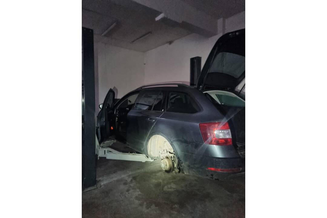 FOTO: Požičané auto predal na diely, foto 6