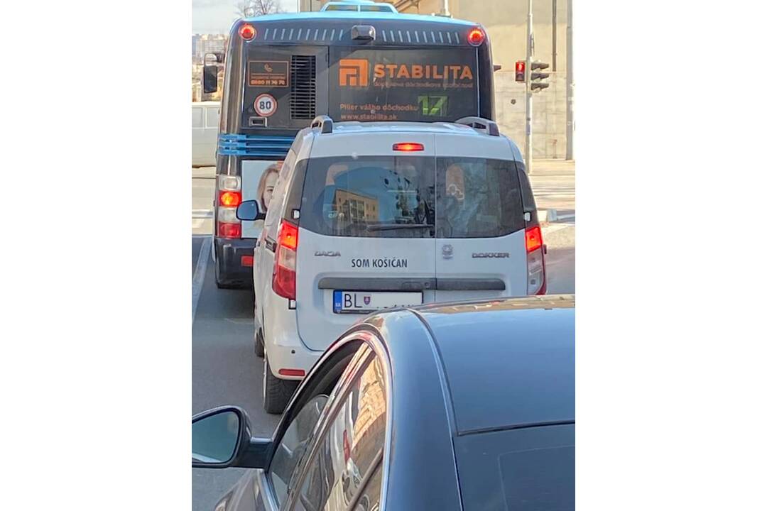 FOTO: Košičan jazdí s pezinskou ŠPZ, odkazom baví ostatných vodičov, foto 1