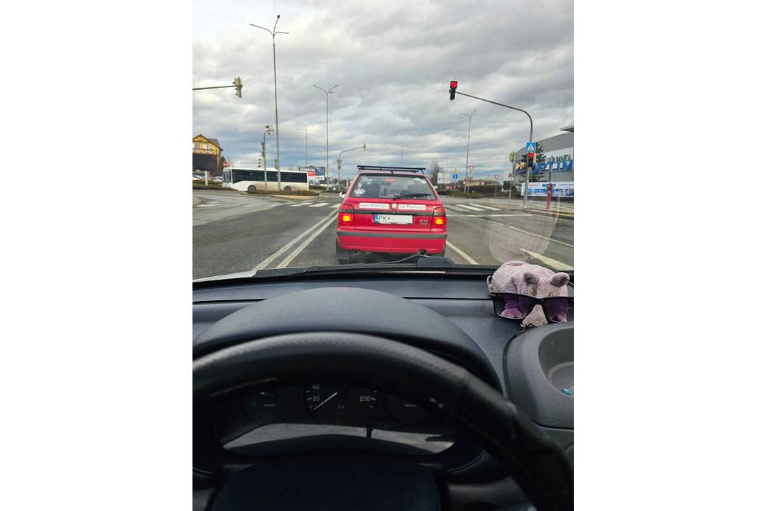 FOTO: Košičan jazdí s pezinskou ŠPZ, odkazom baví ostatných vodičov, foto 2