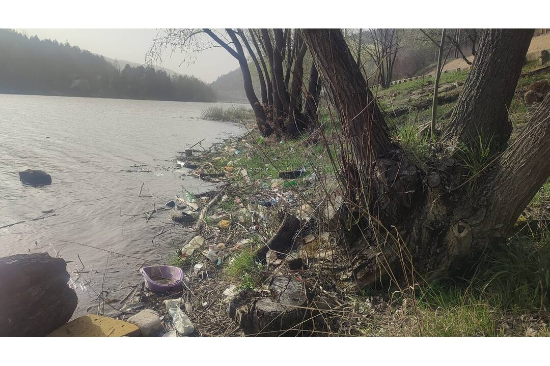 FOTO: Žalostný stav brehov vodnej nádrže Ružín, foto 3