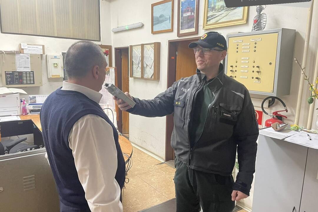 FOTO: Železniční policajti dávali „fúkať“ rušňovodičom, foto 5