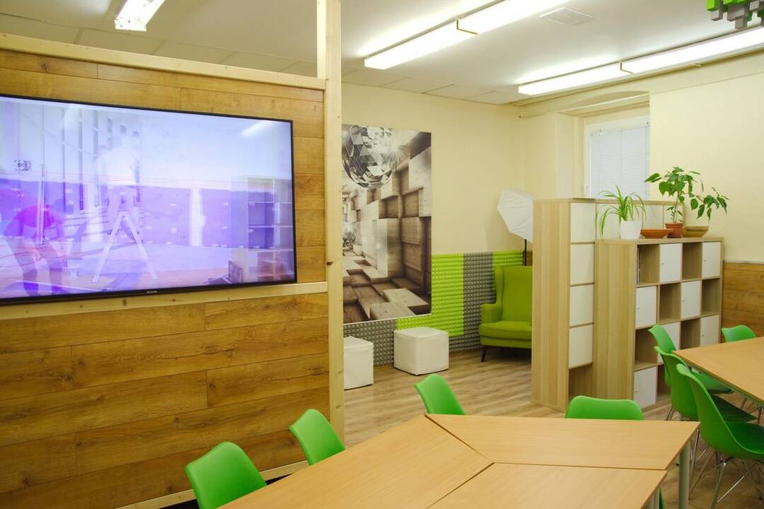 FOTO: Žiaci z Michalovies sa učia v triedach budúcnosti, foto 6