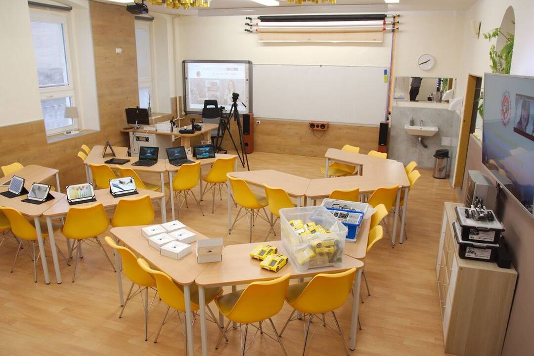 FOTO: Žiaci z Michalovies sa učia v triedach budúcnosti, foto 25