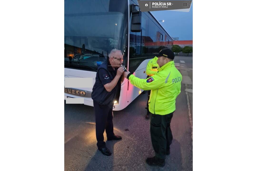 FOTO: Policajti v Košickom kraji kontrolovali vodičov autobusov aj električiek, foto 2