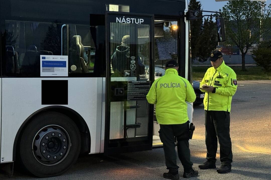 FOTO: Policajti v Košickom kraji kontrolovali vodičov autobusov aj električiek, foto 7