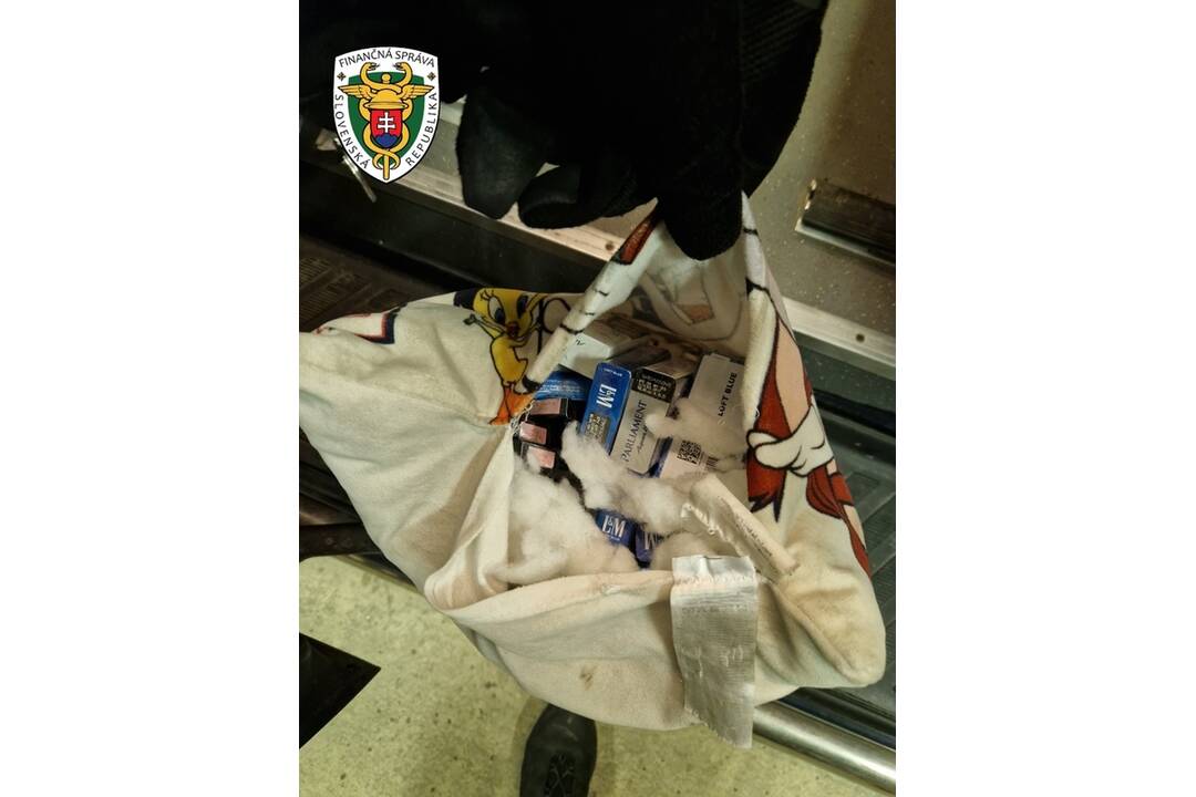 FOTO: Michalovskí colníci odhalili pašovaný tovar, ktorý žena schovávala v dodávke, foto 1