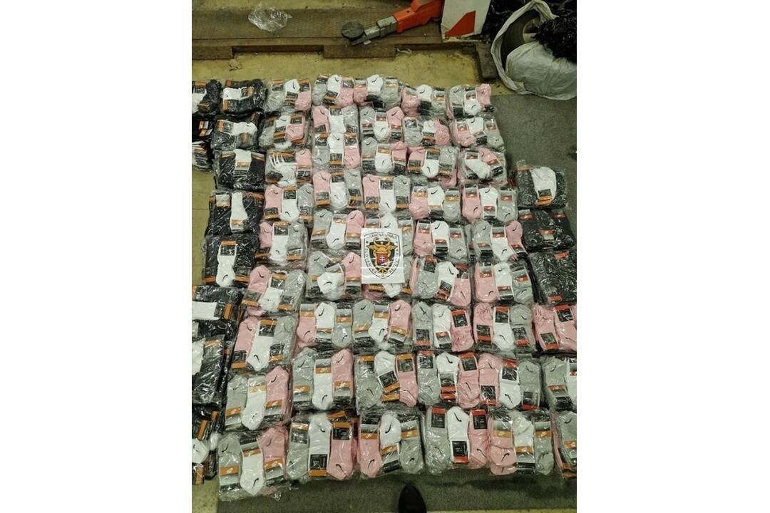 FOTO: Michalovskí colníci odhalili pašovaný tovar, ktorý žena schovávala v dodávke, foto 3