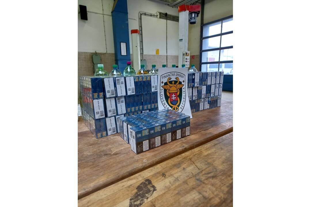 FOTO: Michalovskí colníci odhalili pašovaný tovar, ktorý žena schovávala v dodávke, foto 4
