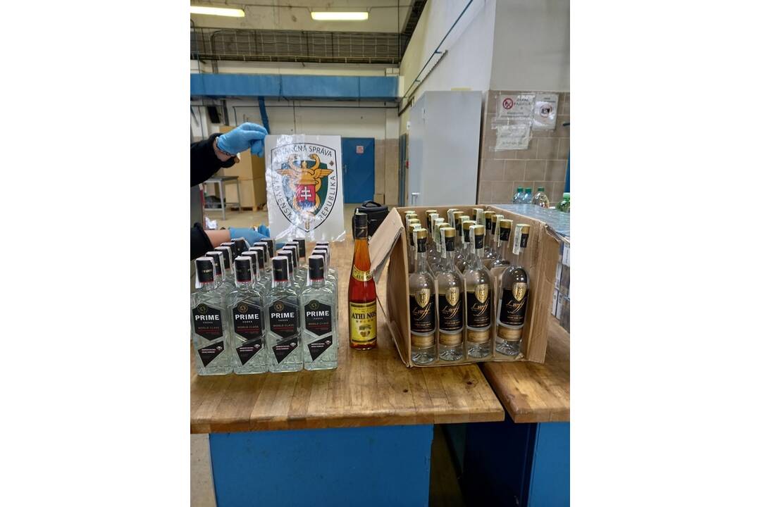 FOTO: Michalovskí colníci odhalili pašovaný tovar, ktorý žena schovávala v dodávke, foto 5