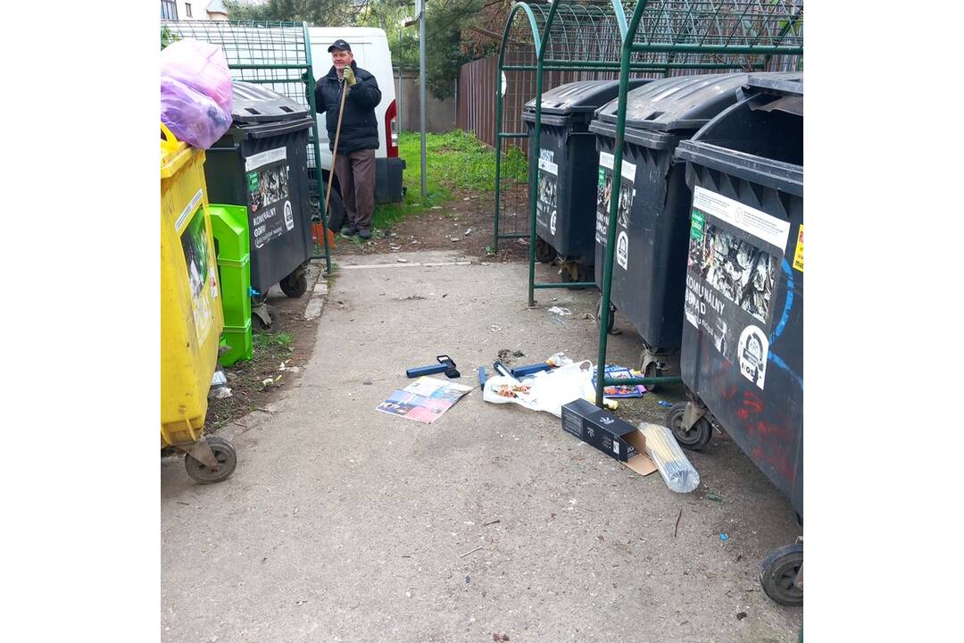 FOTO: Odpad z Juhu zmizol vďaka aktivačným pracovníkom, foto 12