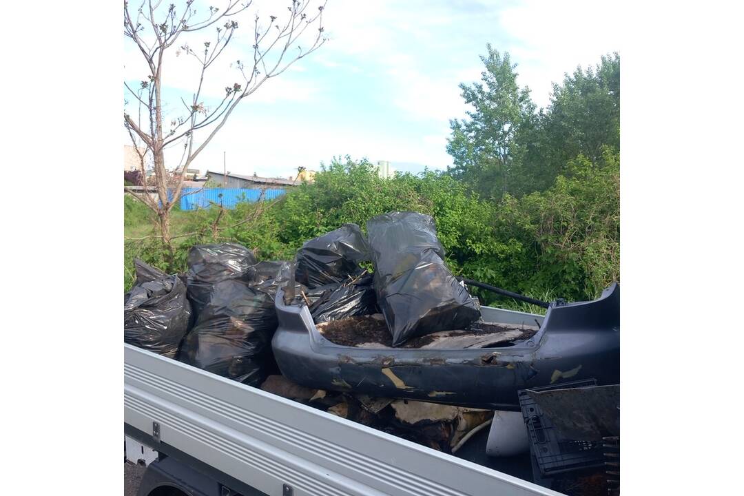 FOTO: Odpad z Juhu zmizol vďaka aktivačným pracovníkom, foto 19
