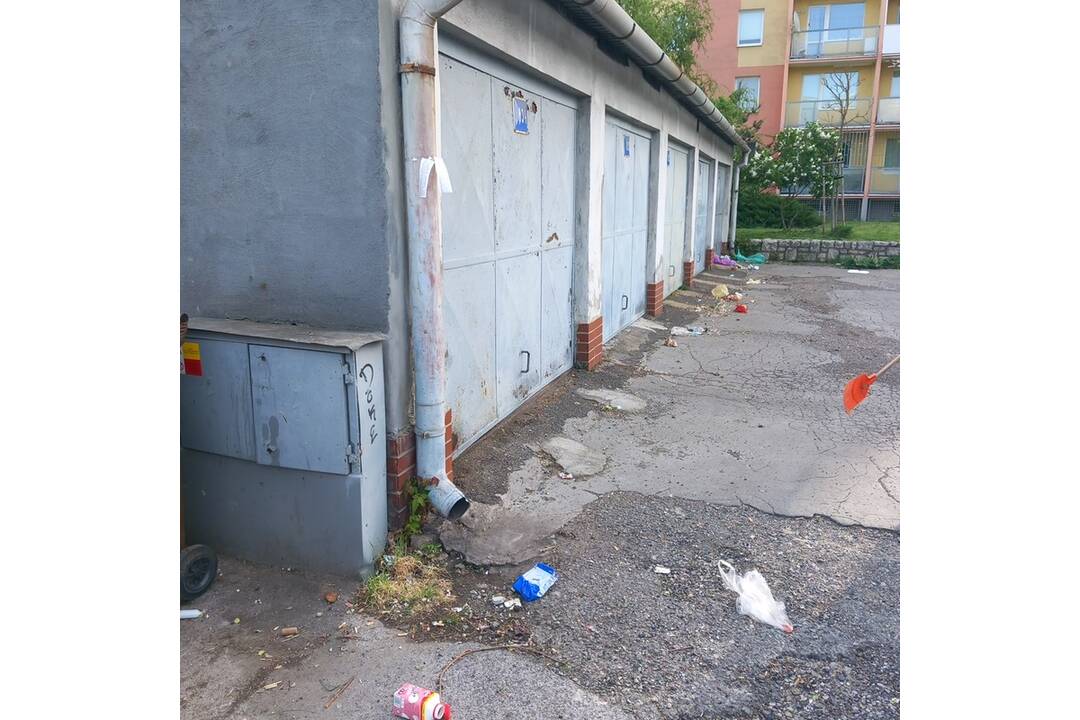 FOTO: Odpad z Juhu zmizol vďaka aktivačným pracovníkom, foto 21