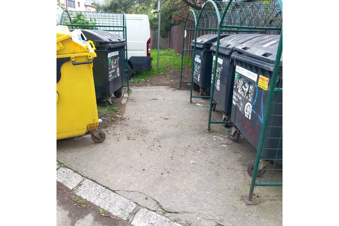 FOTO: Odpad z Juhu zmizol vďaka aktivačným pracovníkom, foto 16