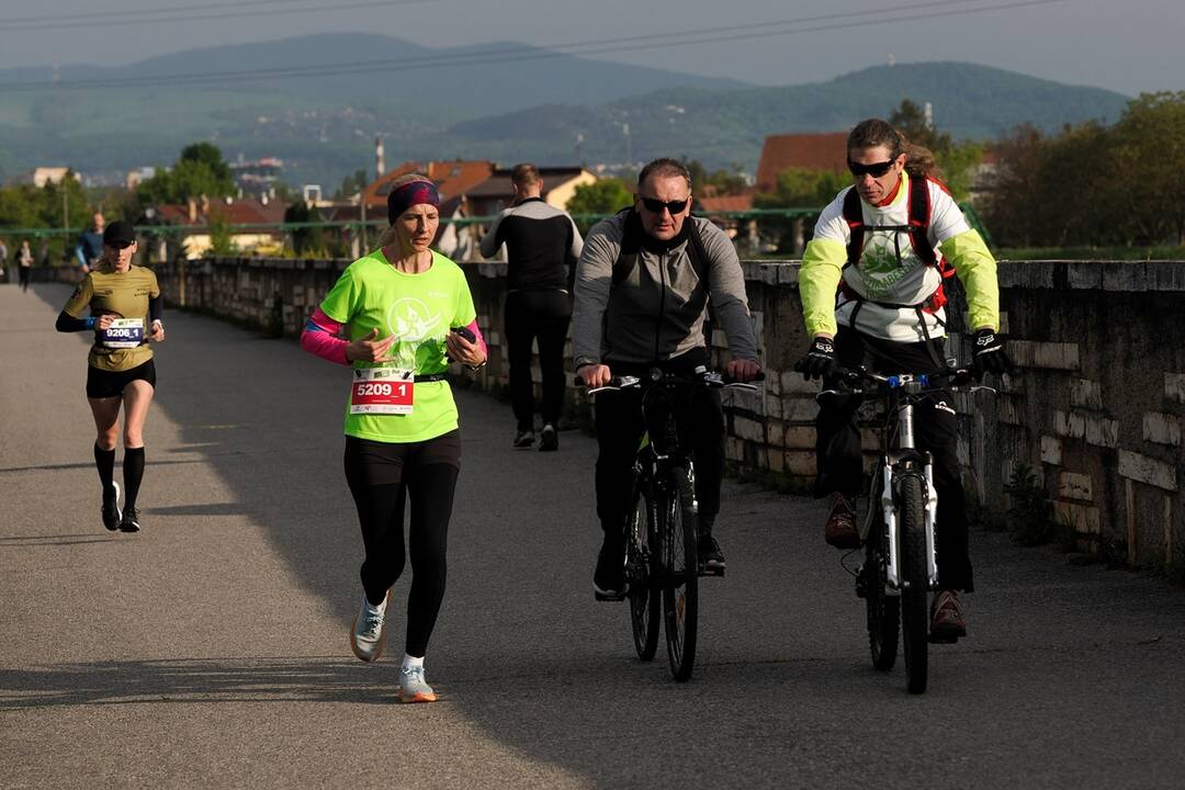 FOTO: Vyše 600 bežcov si odbehlo ultramaratón z Košíc do Miskolca, foto 3