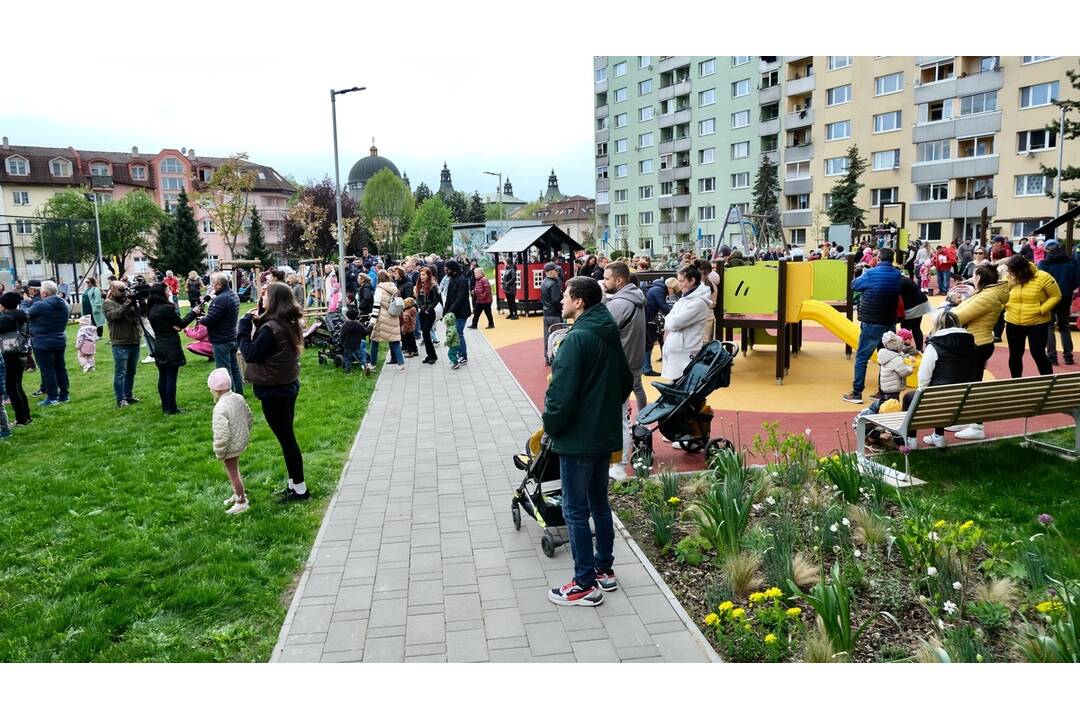 FOTO: Na sídlisku Východ v Spišskej Novej Vsi otvorili nový vnútroblok, foto 2
