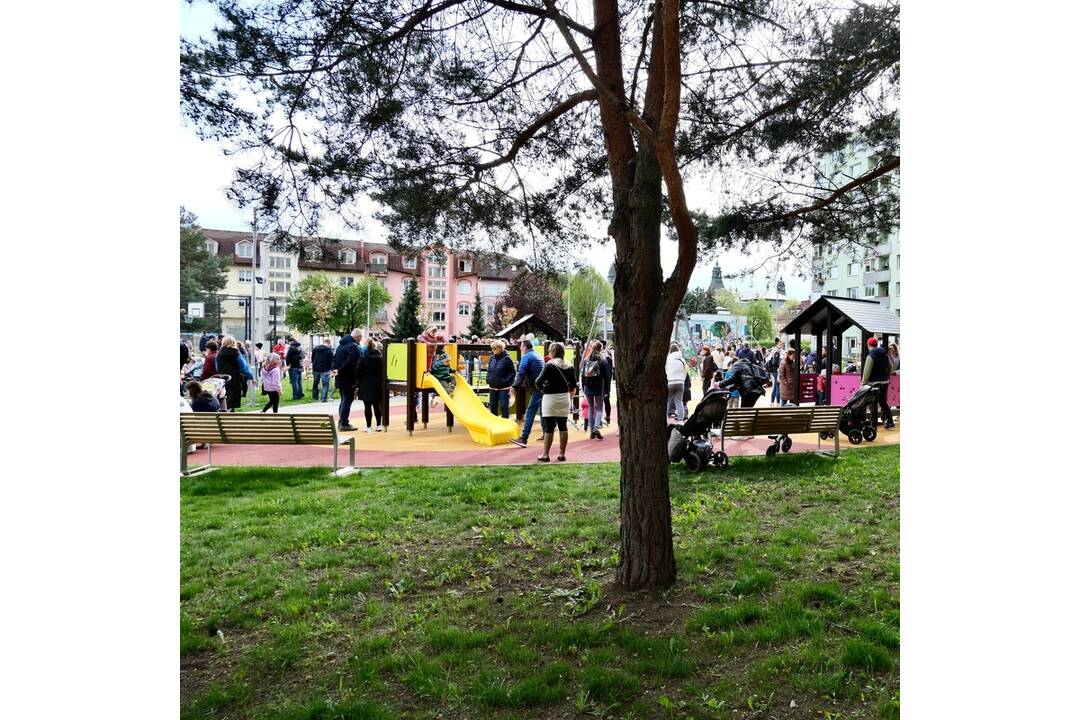 FOTO: Na sídlisku Východ v Spišskej Novej Vsi otvorili nový vnútroblok, foto 7