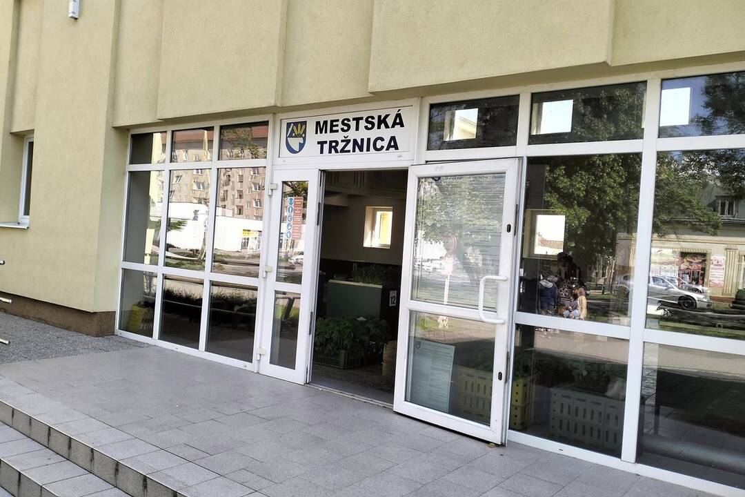 FOTO: Trebišovčania môžu opäť nakupovať v mestskej tržnici, foto 2