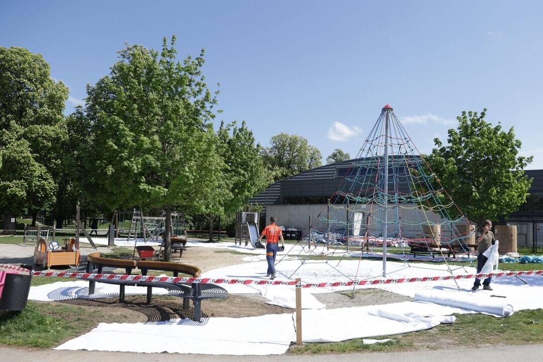 FOTO: Pracovníci košickej mestskej zelene dbajú na bezpečnosť na detských ihriskách, foto 1