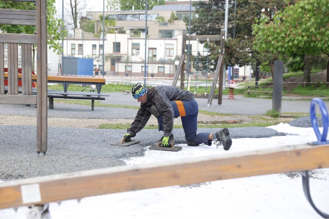FOTO: Pracovníci košickej mestskej zelene dbajú na bezpečnosť na detských ihriskách, foto 3