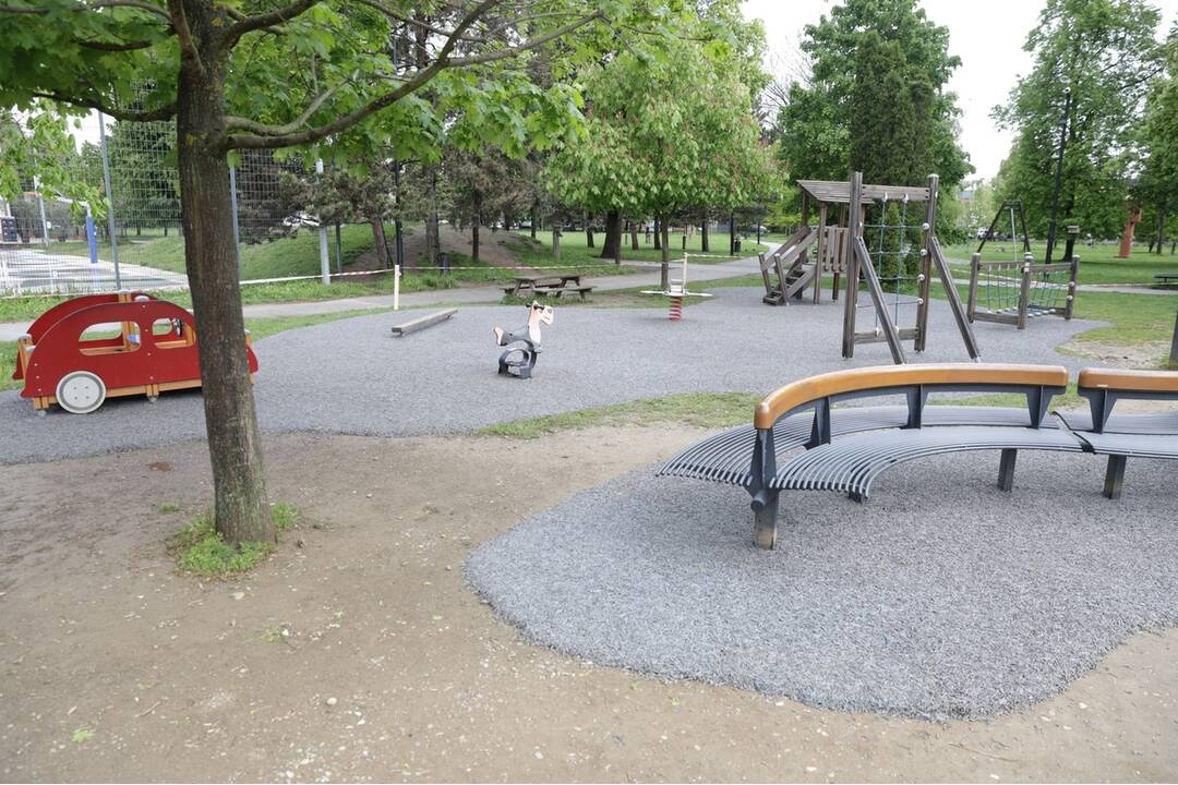 FOTO: Pracovníci košickej mestskej zelene dbajú na bezpečnosť na detských ihriskách, foto 4