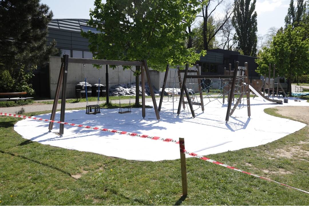 FOTO: Pracovníci košickej mestskej zelene dbajú na bezpečnosť na detských ihriskách, foto 5