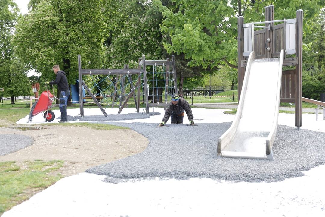 FOTO: Pracovníci košickej mestskej zelene dbajú na bezpečnosť na detských ihriskách, foto 6