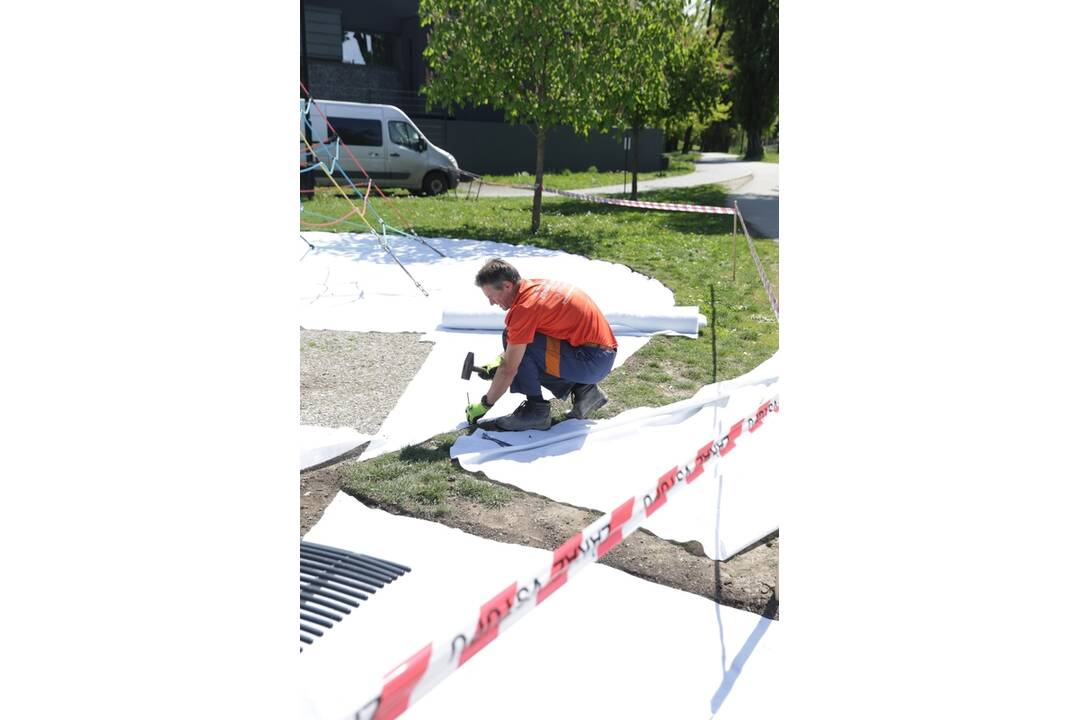 FOTO: Pracovníci košickej mestskej zelene dbajú na bezpečnosť na detských ihriskách, foto 8