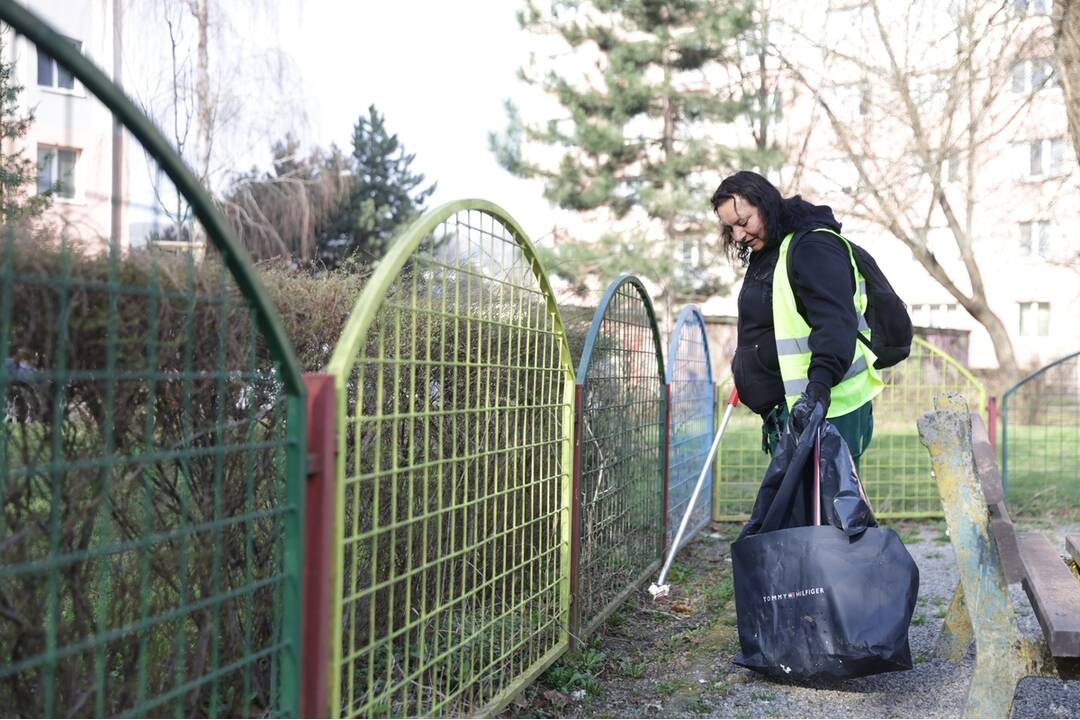 FOTO: Pracovníci košickej mestskej zelene dbajú na bezpečnosť na detských ihriskách, foto 9
