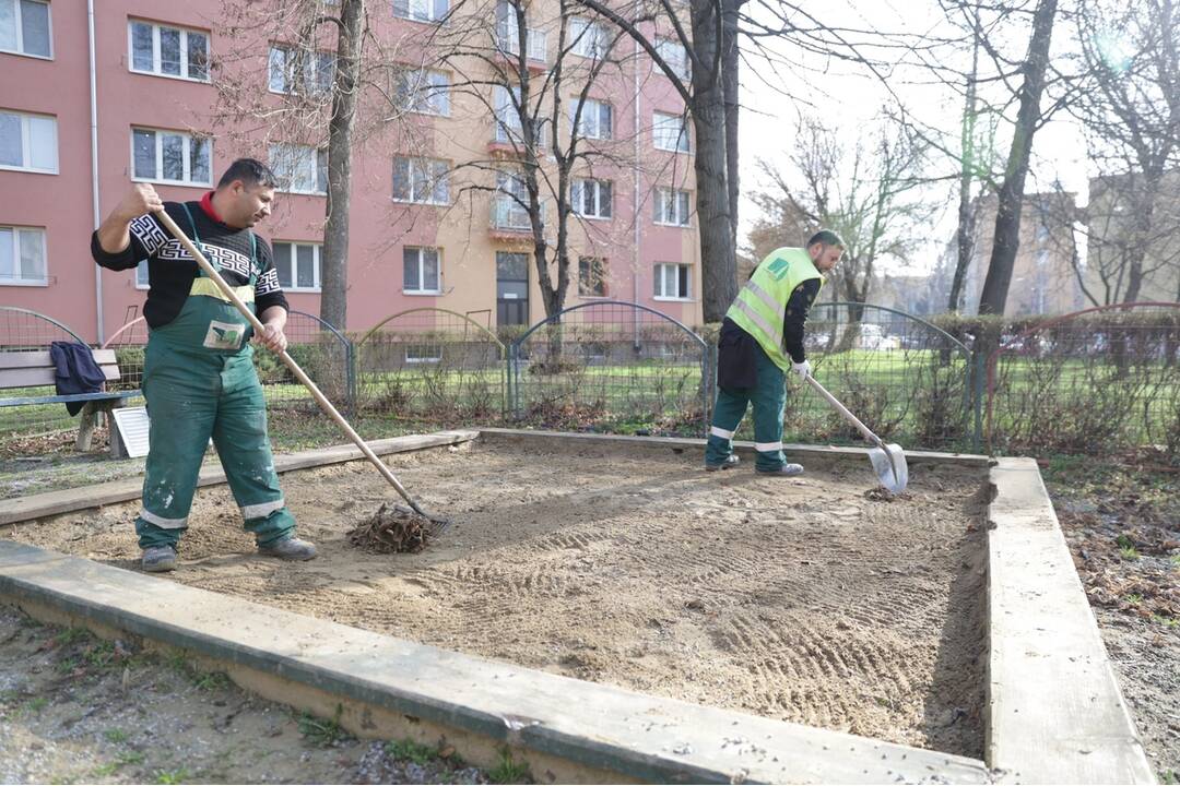 FOTO: Pracovníci košickej mestskej zelene dbajú na bezpečnosť na detských ihriskách, foto 10