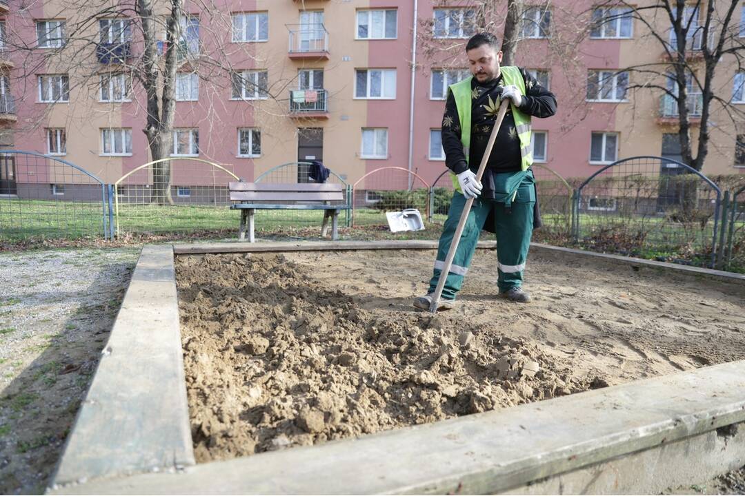 FOTO: Pracovníci košickej mestskej zelene dbajú na bezpečnosť na detských ihriskách, foto 11