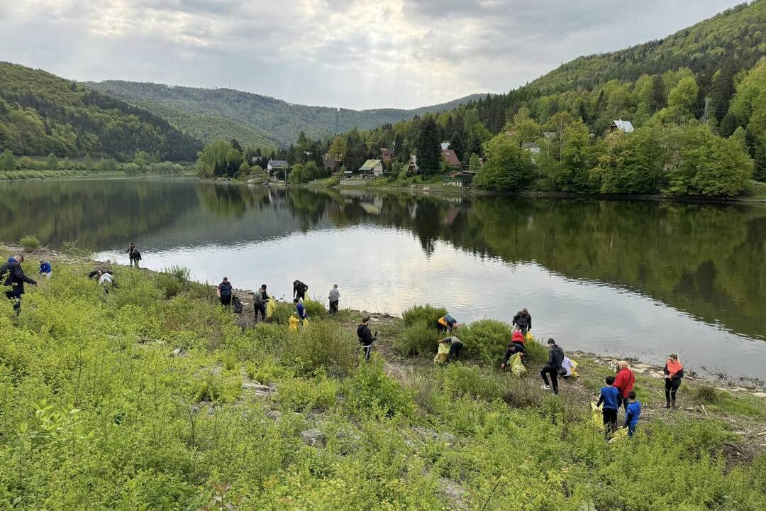 FOTO: Veľká upratovacia akcia na Ružíne. Vyzbierali tri tony odpadu, foto 18