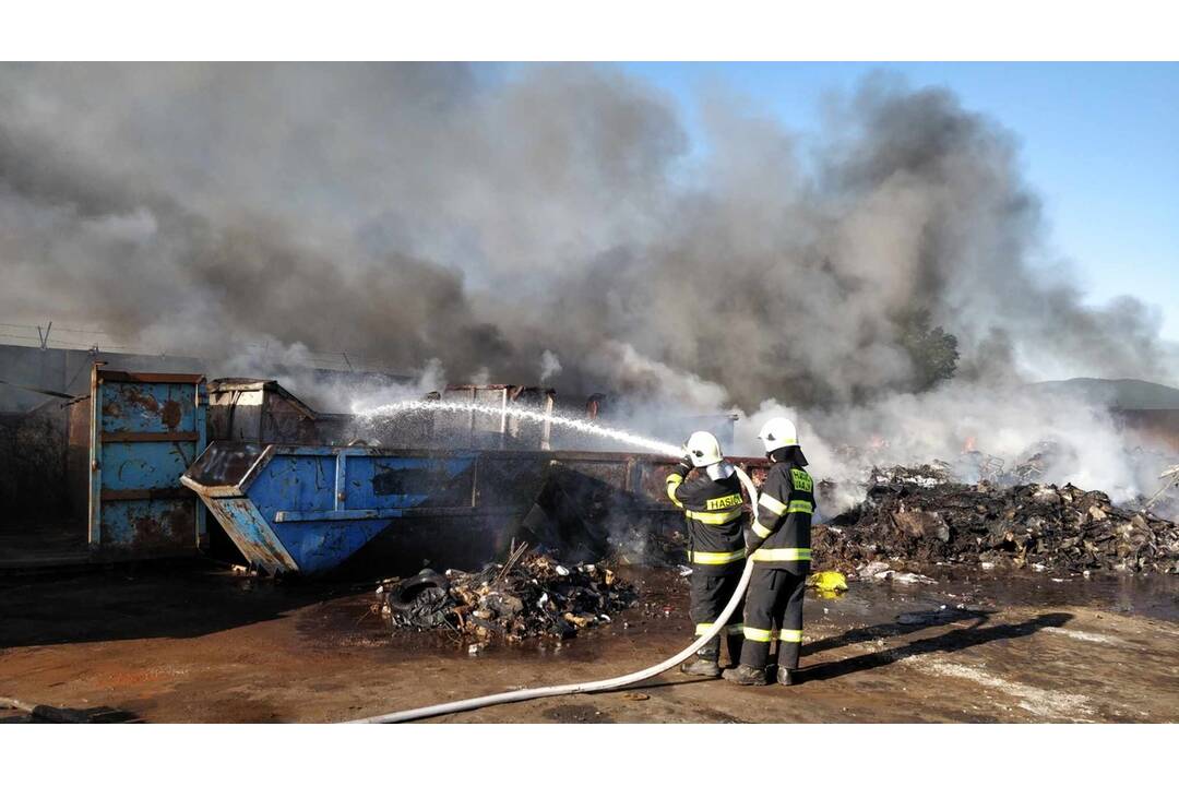 FOTO: Požiar chatrčí a odpadu v obci Čaňa, foto 1