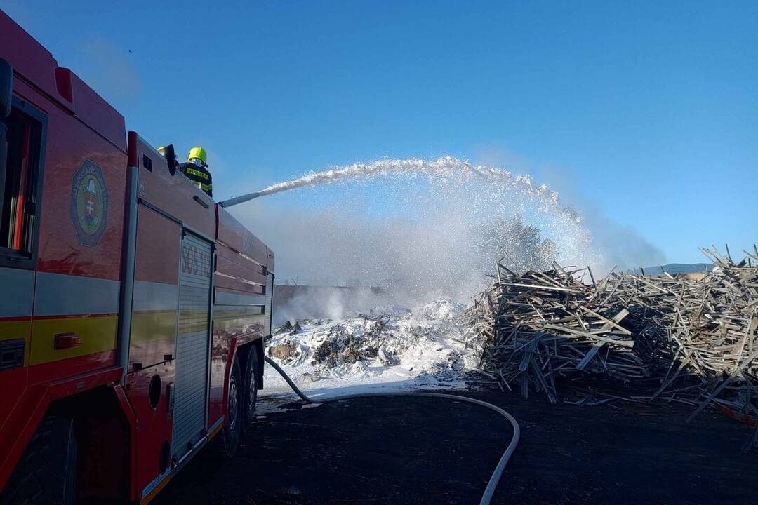 FOTO: Požiar chatrčí a odpadu v obci Čaňa, foto 2