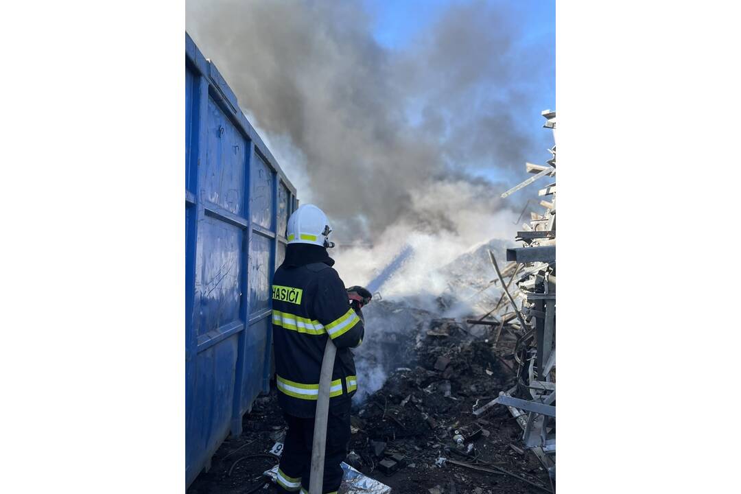 FOTO: Požiar chatrčí a odpadu v obci Čaňa, foto 3